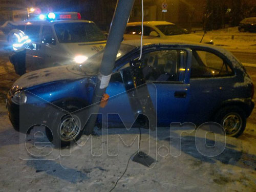 Accident, semafor lovit de masina